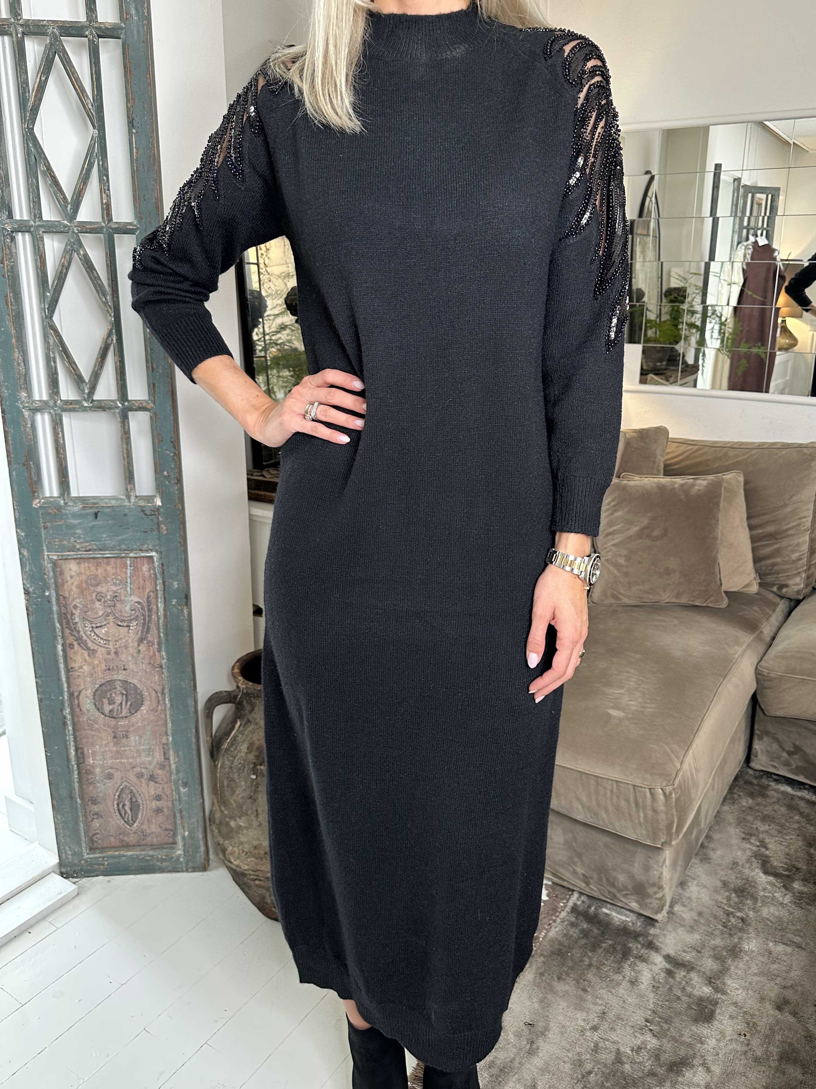 Laila - Stickad klänning med paljetter och pärlor på axlarna